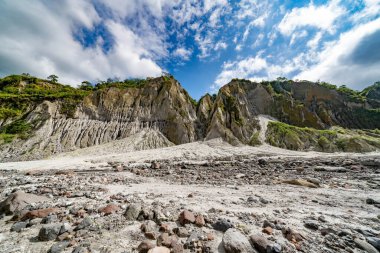 Filipinler 'de kayalarla kaplı dağ manzarası