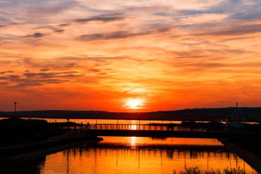 Nehrin üzerinde gün batımı