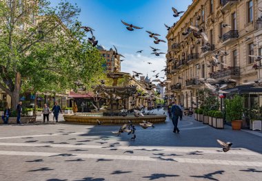 Bakü, Azerbaycan - 7 Mayıs 2019: Nizami Caddesi, Bakü şehir merkezinde büyük bir yaya ve alışveriş caddesi