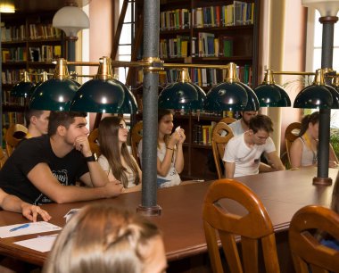 BUDAPEST, HUNGARY - 02 Eylül 2015: Budapeşte 'deki ELTE Üniversitesi' nin kimliği belirsiz öğrencileri ve öğretmenleri. Eotvos Lorand Üniversitesi (ELTE) Macaristan 'ın en büyük ve en eski üniversitesidir..