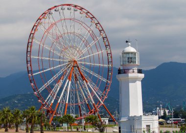 BATUMI, GEORGIA - 20 Temmuz 2015: Batumi 'de deniz kenarındaki dönme dolap. 190.000 kişilik nüfusuyla Batumi önemli bir liman ve ticaret merkezi olarak hizmet vermektedir..