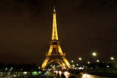 Eyfel kulesi, Paris geceleri.