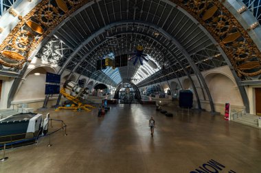 Rusya, Moskova - 17 Ağustos 2018: Moskova, Rusya 'da kalıcı bir genel amaçlı ticaret ve eğlence parkı olan VDNH' deki Uzay Çadırının İçi