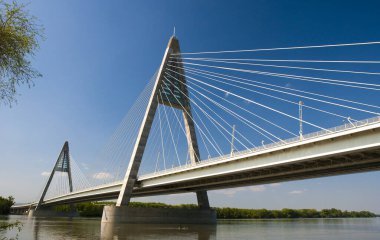 Bangkok şehrinde nehir boyunca köprü.