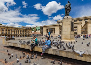 BOGOTA, COLOMBIA - 22 Ekim 2015: Başkent merkezindeki Bolivar Meydanı 'nda kimliği belirsiz insanlar. Bogota Latin Amerika 'nın en hızlı büyüyen büyük şehridir..
