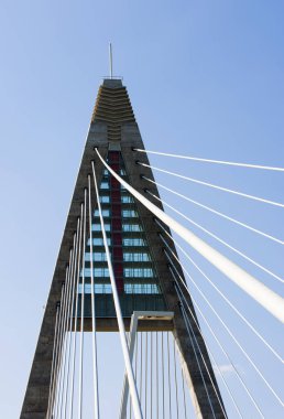 Nehir üzerindeki modern köprü
