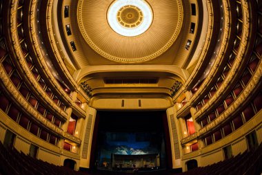 Vienna, AUSTRIA - 30 Kasım 2016: Viyana Devlet Opera Evi. Wiener Staatsoper yılda yaklaşık 300 gösteride 50-70 opera ve bale sahnelemektedir.. 