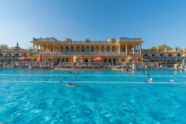 Budapeşte, Macaristan. 16 Nisan 2016: Macaristan 'ın Budapeşte kentinde güneşli bir günde Szechenyi Hamamları.