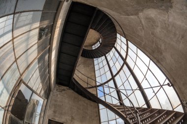 BUDAPEST, HUNGARY - 2 Aralık 2016: Terk edilmiş bir elektrik santralinin kontrol odası, Budapeşte 'de ilk olarak 1910 yılında açıldı.