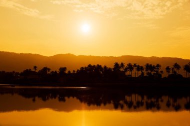 Nehirde gün batımı