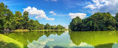 Nehir ve ağaçlarla dolu güzel bir manzara