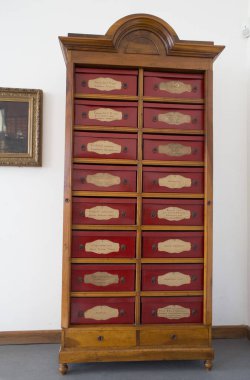 Kahverengi saplı ahşap kapı.