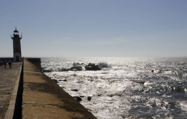 Deniz kıyısındaki deniz feneri