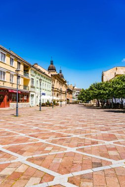 ESZTERGOM, HUNGARY 1 Haziran 2019: Macaristan 'ın Esztergom şehrinin merkezinde Szechenyi Meydanı