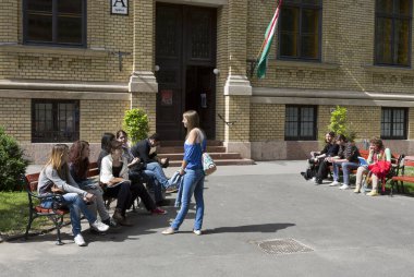 Şehirdeki bir grup insan.