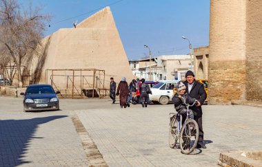 KHIVA, UZBEKISTAN - 20 Mart 2012 'de Khiva Kalesi' ni ziyaret ettiler. Kasaba UNESCO Dünya Mirası 'nın bir parçası.