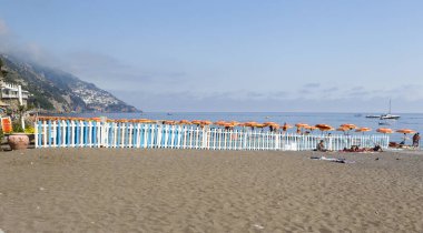 Plaj sandalyeleri ve deniz