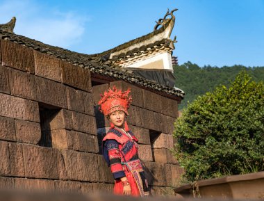 Vietnam 'da geleneksel kostümlü Asyalı kadın