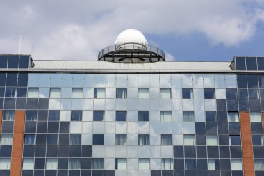 Mavi gökyüzü olan modern bina.