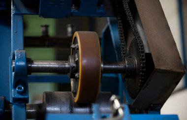 Spor salonundaki bir dambılın yakın çekimi.