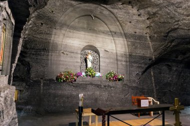 ZIPAQUIRA, COLOMBIA - 22 Ekim 2015: Yeraltı tuz katedralindeki şapel Zipaquira çok renkli tünellerde bir madenden inşa edildi.