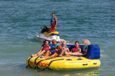 ELENITE, BULGARIA - 16 Temmuz 2016: Elenite Holiday Village plajında, Elenite Holiday Village 'ın sadece 10 km kuzeyinde bulunan insanlar şık villalar ve otel konaklamaları sunuyor 