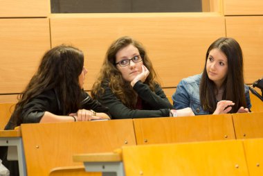 BUDAPEST, HUNGARY - 10 Ekim 2014: ELTE Üniversitesi 'nde kimliği belirsiz öğrenciler