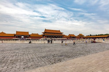 Çin - 29 Temmuz 2017: Yasak şehri ziyaret eden insanlar, Çin İmparatorluk Sarayı 'nı Ming Hanedanlığı' ndan Qing Hanedanı 'nın sonuna kadar ziyaret etti. Tiananmen Meydanı 'nda.