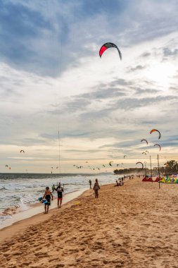 Mui Ne, Vietnam - 28 Aralık 2018: Mui Ne, Vietnam 'daki Bambu Köyü plajında uçurtma sörfçüleri.