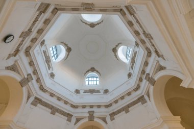 Budapeşte, Macaristan 16 Ekim 2017: Macaristan 'ın Budapeşte kentinde Szechenyi hamamlarının içi. Avrupa 'nın en büyük termal banyo kompleksi..