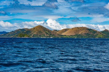 Nehir ve dağların güzel manzarası