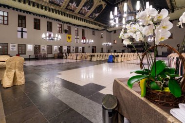 Ryn, Polonya - 12 Temmuz 2012: Polonya 'nın Ryn kentindeki Zamek Mazury Oteli' nde (Masuria Castle Hotel) yemek salonu.