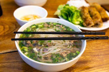 Çin yemeği mi? udon domuz eti, sebze ve pilav.