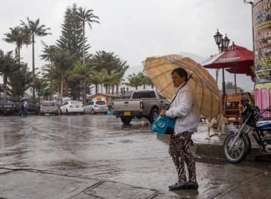 SALENTO, KOLOMBIA - 25 EKİM 2015: Salento 'da bir sokakta kimliği belirsiz insanlar. Salento, Kolombiya 'nın Zona Cafetera bölgesinde, Quindo departmanında küçük sakin bir kasabadır..