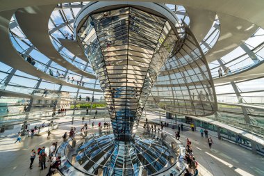 BERLİN, Almanya - Nisan, 30 2018 Berlin, Almanya 'daki Reichstag Kubbesi