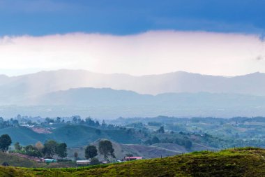 And Dağları, Kolombiya 'da ilginç fırtına bulutları