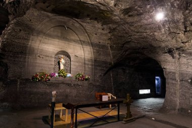 ZIPAQUIRA, COLOMBIA - 22 Ekim 2015: Yeraltı tuz katedralindeki şapel Zipaquira çok renkli tünellerde bir madenden inşa edildi.