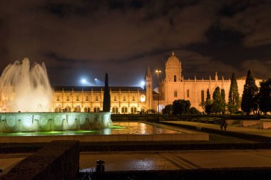Seville 'deki kraliyet sarayının çeşmesi.