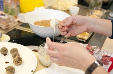 Şef mutfakta yemek hazırlıyor.