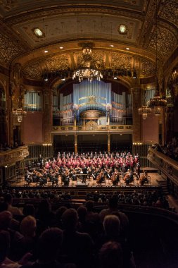 Konser salonunda müzik konseri