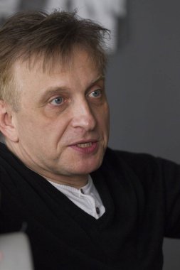 Pal Macsai, aktör, Orkeny Tiyatrosu 'nun yönetmeni Pal Macsai röportaj veriyor. 29 Mayıs 2012. Budapeşte. Pal Macsai 2012 'de Yılın Sesi ödülünü aldı..