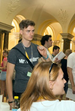 BUDAPEST, HUNGARY - 02 Eylül 2015: Budapeşte 'de kimliği belirsiz öğrenciler. Eotvos Lorand Üniversitesi (ELTE) Macaristan 'ın en büyük ve en eski üniversitesidir..