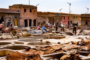 MARRAKESH, MOROCCO - 4 Haziran 2013: Kimliği belirlenemeyen kişiler 4 Haziran 2013 'te Fas' taki tabakhane çarşısında bu işi gerçekleştirdiler.)