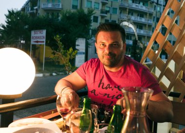 Restoranda bira içen adam.