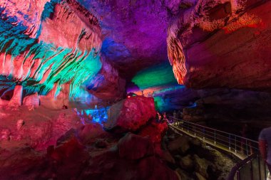 Prometheus CAVE, GEORGIA - 24 Temmuz 2015 'te Tskaltubo, Georgia yakınlarındaki Prometheus mağarası. Bu Gürcistan 'ın doğal harikalarından biridir. Sarkıtların ve dikitlerin nefes kesici örneklerinden biridir..
