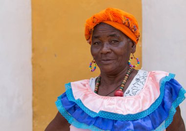 CARTAGENA, COLOMBIA - 29 Ekim 2015: Cartagena şehir merkezinde kimliği belirsiz bir kadın. Kolombiya 'nın en büyük beşinci şehri ve Barranquilla' dan sonra bölgenin en büyük ikinci şehridir..