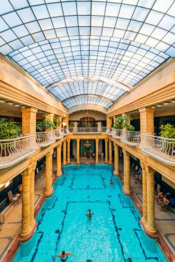 BUDAPEST, HUNGARY - 4 Kasım 2017: Gellert Spa and Bath 'da yüzme havuzu, sanat tarzında popüler bir termal banyo, 1918 yılından beri açıktır..