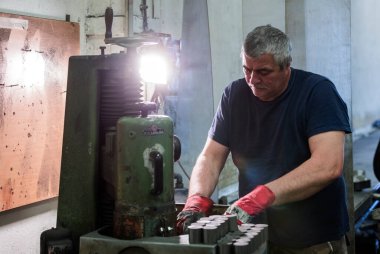 Fabrikada çalışan adam.