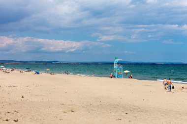 BURGAS, BULGARIA - 21 HAZİRAN 2016: güneşli plaj. Burgaz, Bulgaristan 'ın Karadeniz kıyısındaki Sunny Beach' in merkezi olan ikinci büyük kentidir..