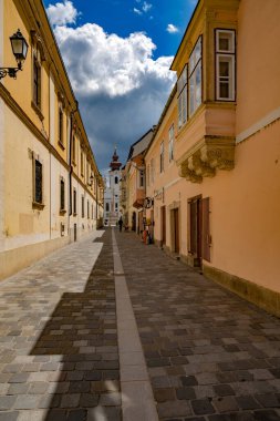 GYOR - 4 Haziran 2020: Gyor, Macaristan şehir merkezi. Gyor 'un güzel bir barok eski şehri var..